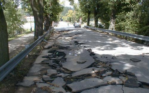 eka_blanice_-_znicena_komunikace_ke_stredni_rybarske_skole_ve_vodnanech_14.8.2002.jpg