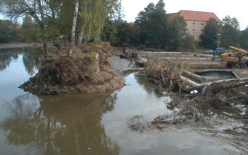 eka_lomnice_-_-_tchorovice_protrzena_hraz_rybnika_horejsi_v_tchorovicich_-_vpravo_jsou_znicene_tchorovicke_sadky_2.9.2002.jpg