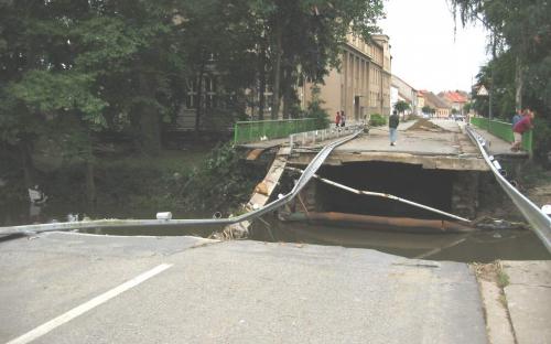 zavisinsky_potok_-_blatna_-_povodni_zniceny_most_na_tride_t.g.masaryka_14.8.2002.jpg