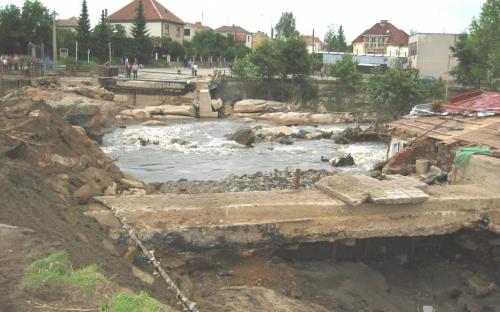 zavisinsky_potok_-_blatna_-_protrzena_hraz_rybnika_pusty_a_znicena_komunikace_ulice_sadova_na_korune_hrazi_rybnika_13.8.2002.jpg