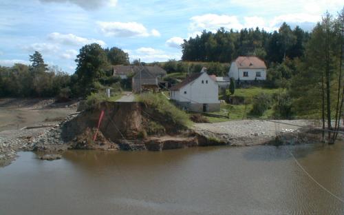 zavisinsky_potok_-_prurva_v_hrazi_rybniku_velky_belcicky_2.9.2002.jpg