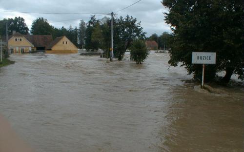 rekou_lomnici_zaplavena_obec_buzice_srpen_2002.jpg